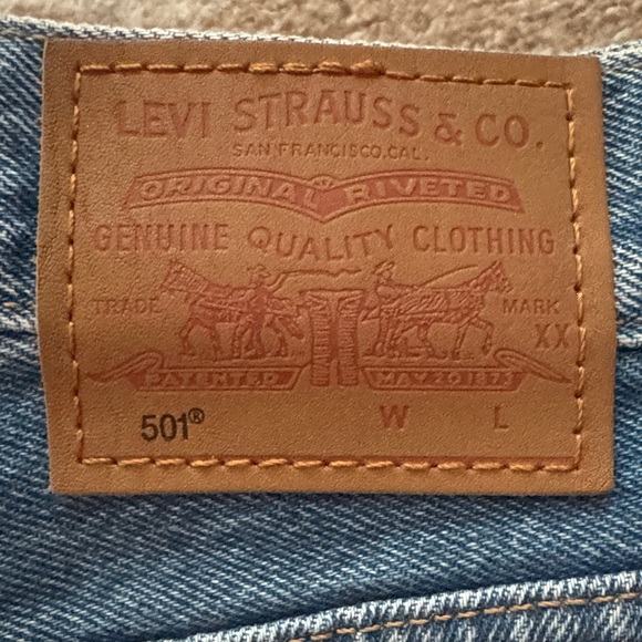Levi’s Distressed Women Shorts 30 - Picture 3 of 5